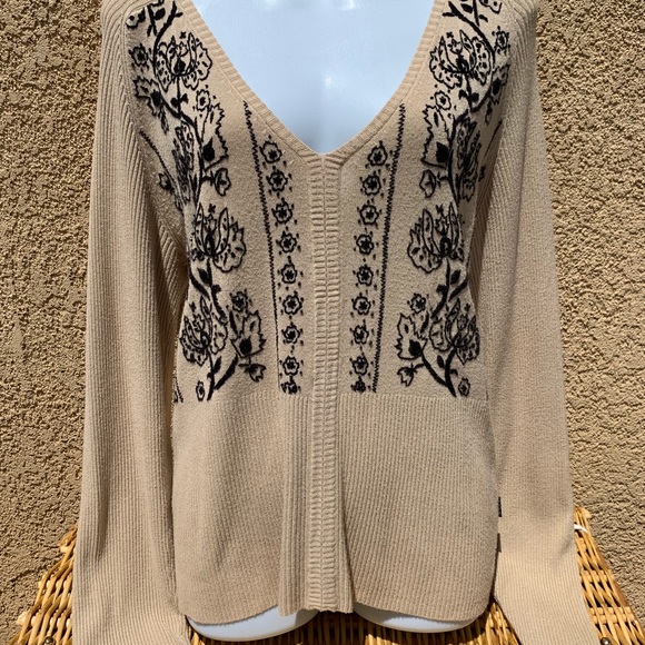 BCBGMaxAzria Sweaters - BCBG Maxazria v Neck long sleeve sweater